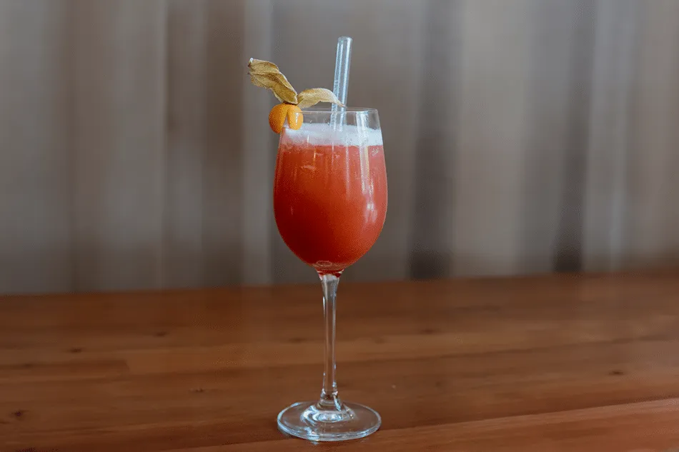 Erdbeer-Rhabarber Cocktail - Sommergetränk 2024