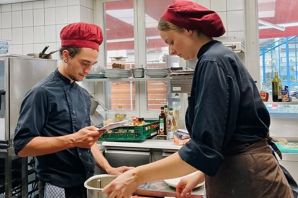 Zwei Köche in der Küche im Kartoffelhaus in Freiburg